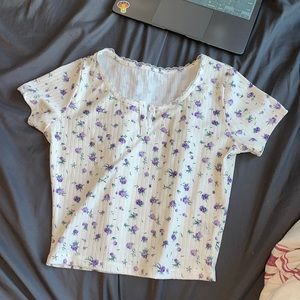 Cute floral crop, never been worn!